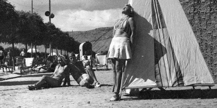 Fragment słonecznej plaży w Zaleszczykach. Autor zdjęcia nieznany. Źr. NAC, M. Baumer, Zakład Fotograficzny w Zaleszczykach