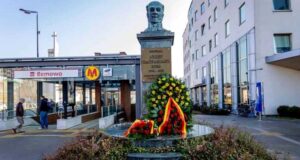 Popiersie Józefa Bema patrona dzielnicy Bemowo - przy ratuszu dzielnicy, zejściu do stacji Metro Bemowo. Fot. UD Bemowo