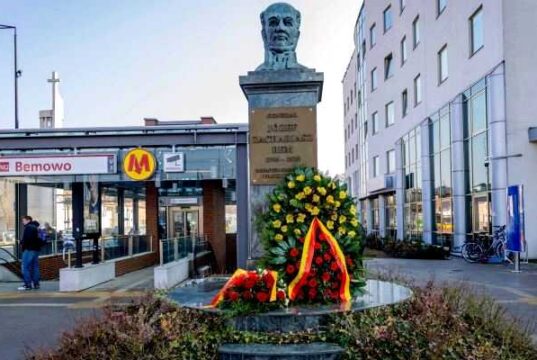 Popiersie Józefa Bema patrona dzielnicy Bemowo - przy ratuszu dzielnicy, zejściu do stacji Metro Bemowo. Fot. UD Bemowo