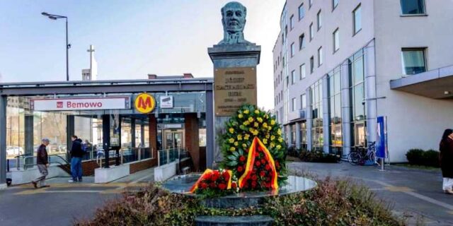 Popiersie Józefa Bema patrona dzielnicy Bemowo - przy ratuszu dzielnicy, zejściu do stacji Metro Bemowo. Fot. UD Bemowo